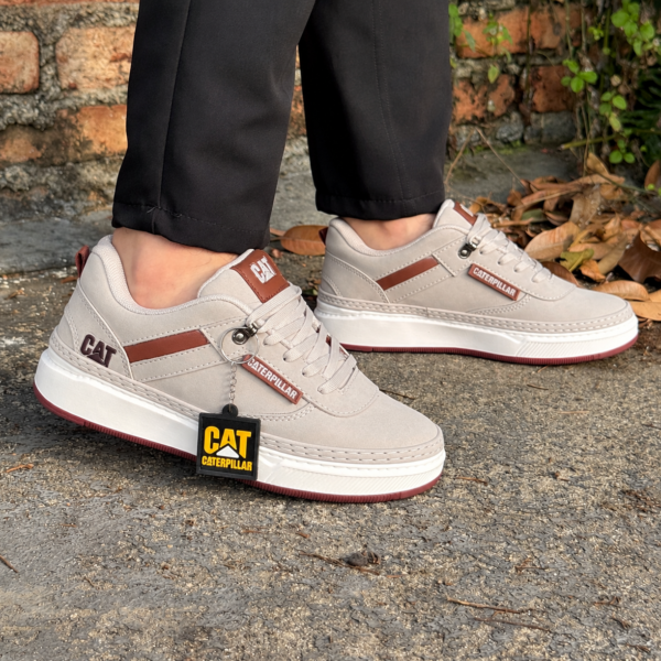 Zapatillas CAT beige en calle urbana