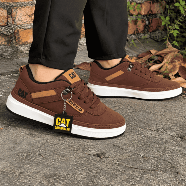 Zapatillas CAT marrones junto al ladrillo (1)